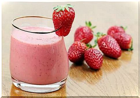 Strawberry smoothie to cleanse the colon