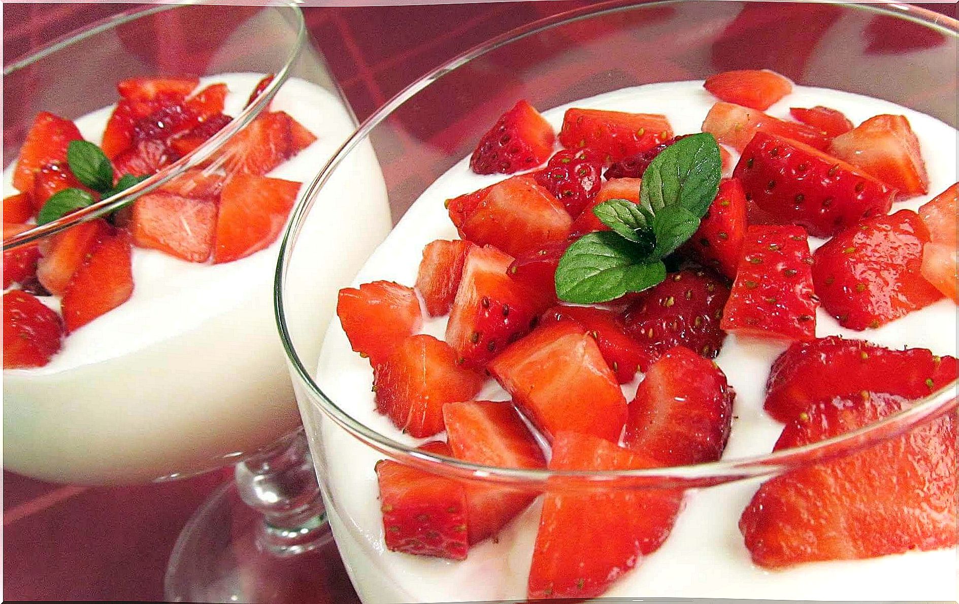 strawberry yogurt is a snack for weight loss