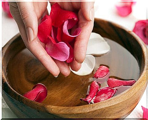 Rose water protects the eye area 