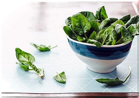 There are many benefits to eating raw spinach