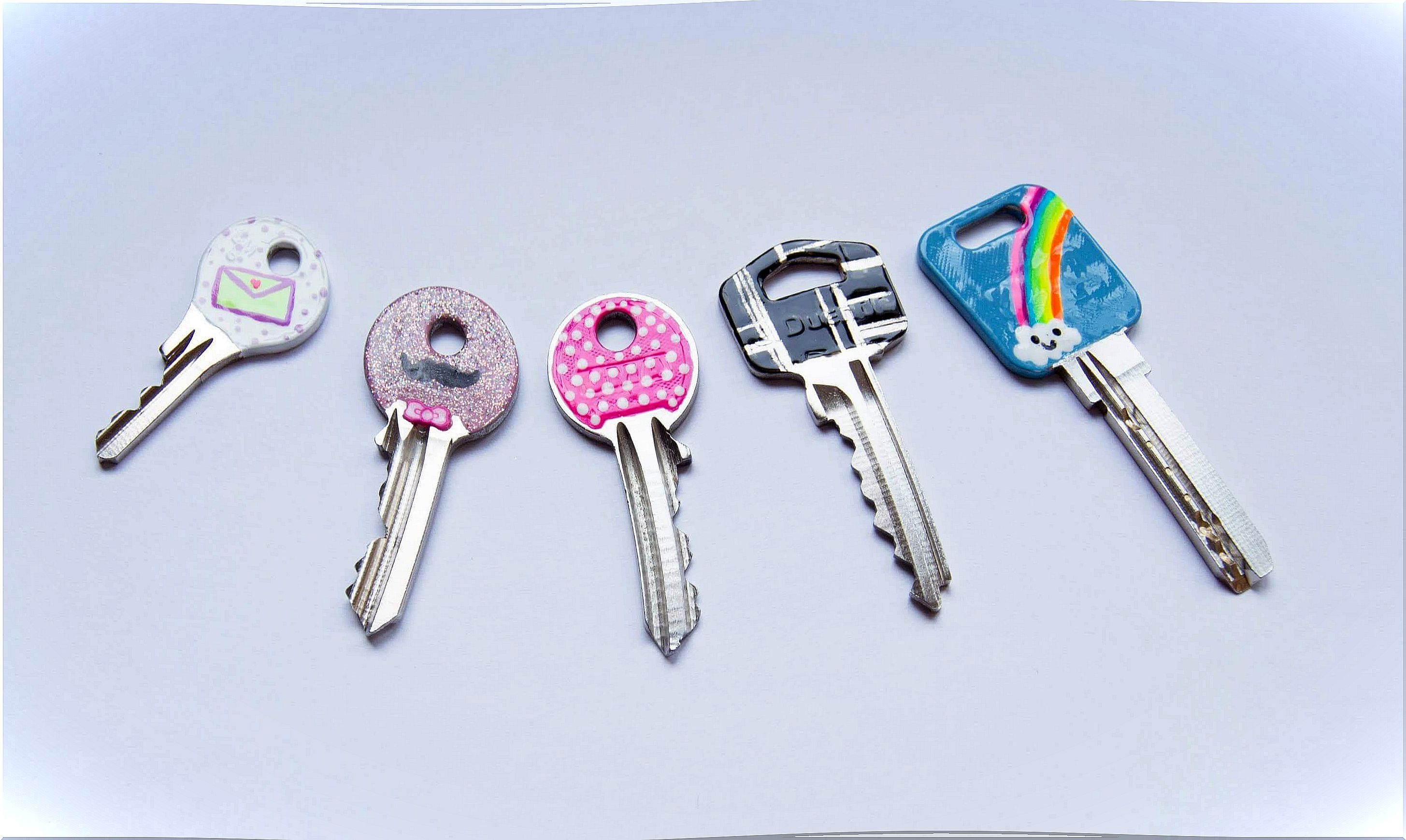 thanks to nail polish, you can differentiate your keys