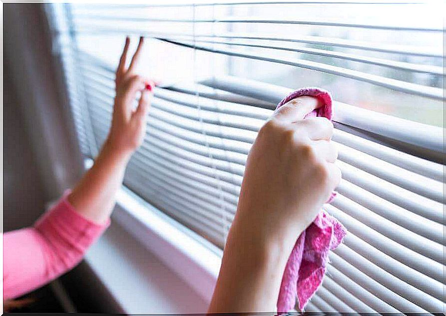 cleaning your blinds
