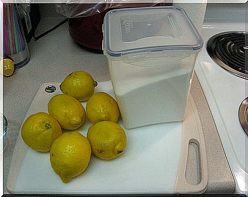 Sugar and lemon to make a sugaring