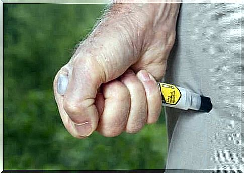 A man injects himself with epinephrine