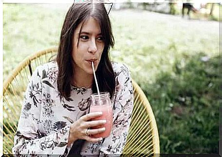 Woman drinking smoothie 