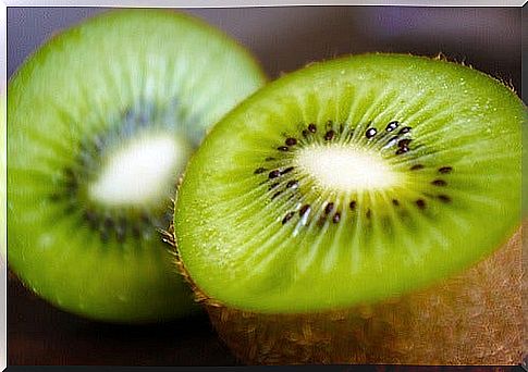 Green drinks: excellent for burning fat: kiwi, spinach, lettuce
