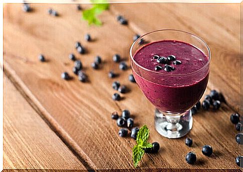 Blueberry smoothie to promote natural collagen production.