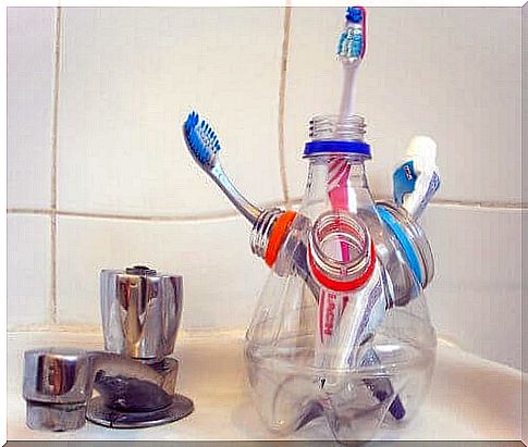 toothbrush holder in recycled plastic packaging