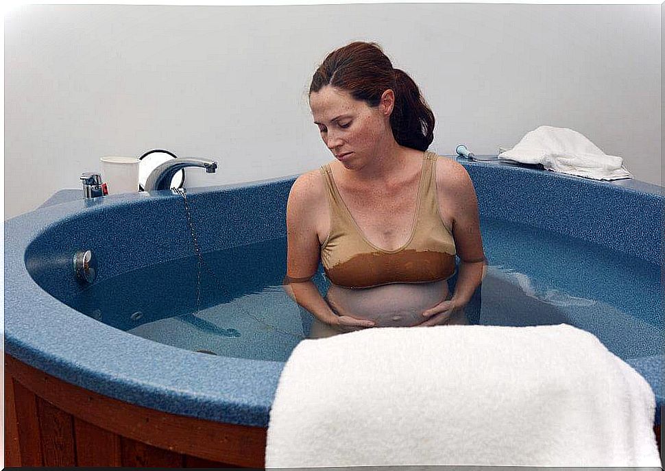 pregnant woman in a bathtub wanting to limit the pain of childbirth