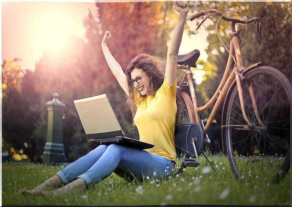 happy woman in front of her computer to improve short term memory