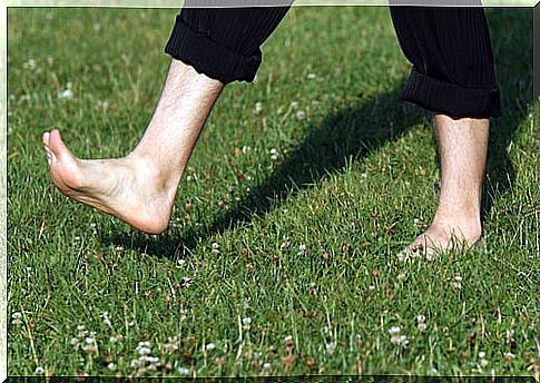 walking barefoot to relieve plantar pain